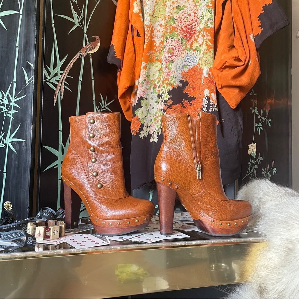 ♥️ UGG AUSTRALIA COSIMA CHESTNUT BROWN LEATHER PLATFORM Studded HEEL
BOOTS 8.5 - Picture 15 of 16